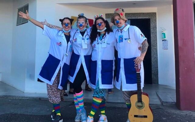 Na semana do Dia dos Avós, Rumo ao Riso leva acolhimento e alegria aos hospitais de Porto Seguro