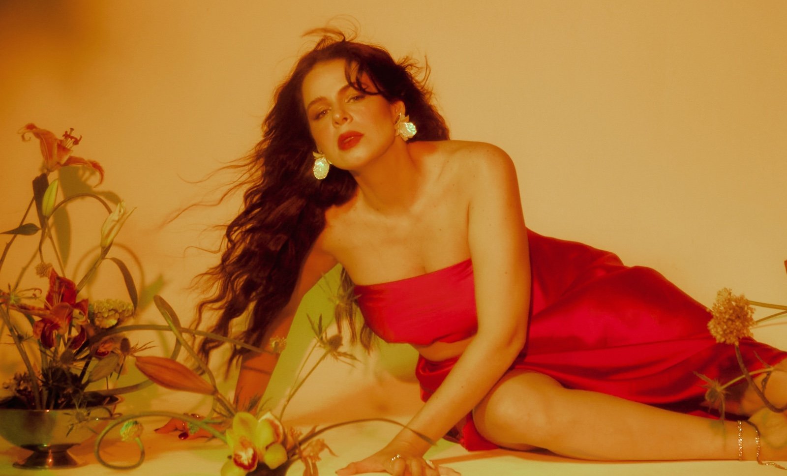 Mariana Volker lança “Feitiço” e reúne Maria Gadú e Rachel Reis em álbum que percorre as diferentes formas de viver e sentir o amor