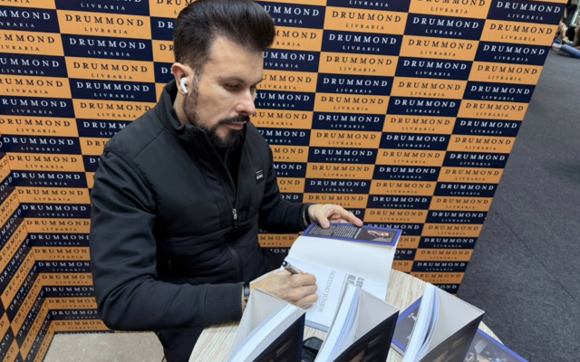 Faustino da Rosa Júnior lança na Bienal obra best-seller nos USA