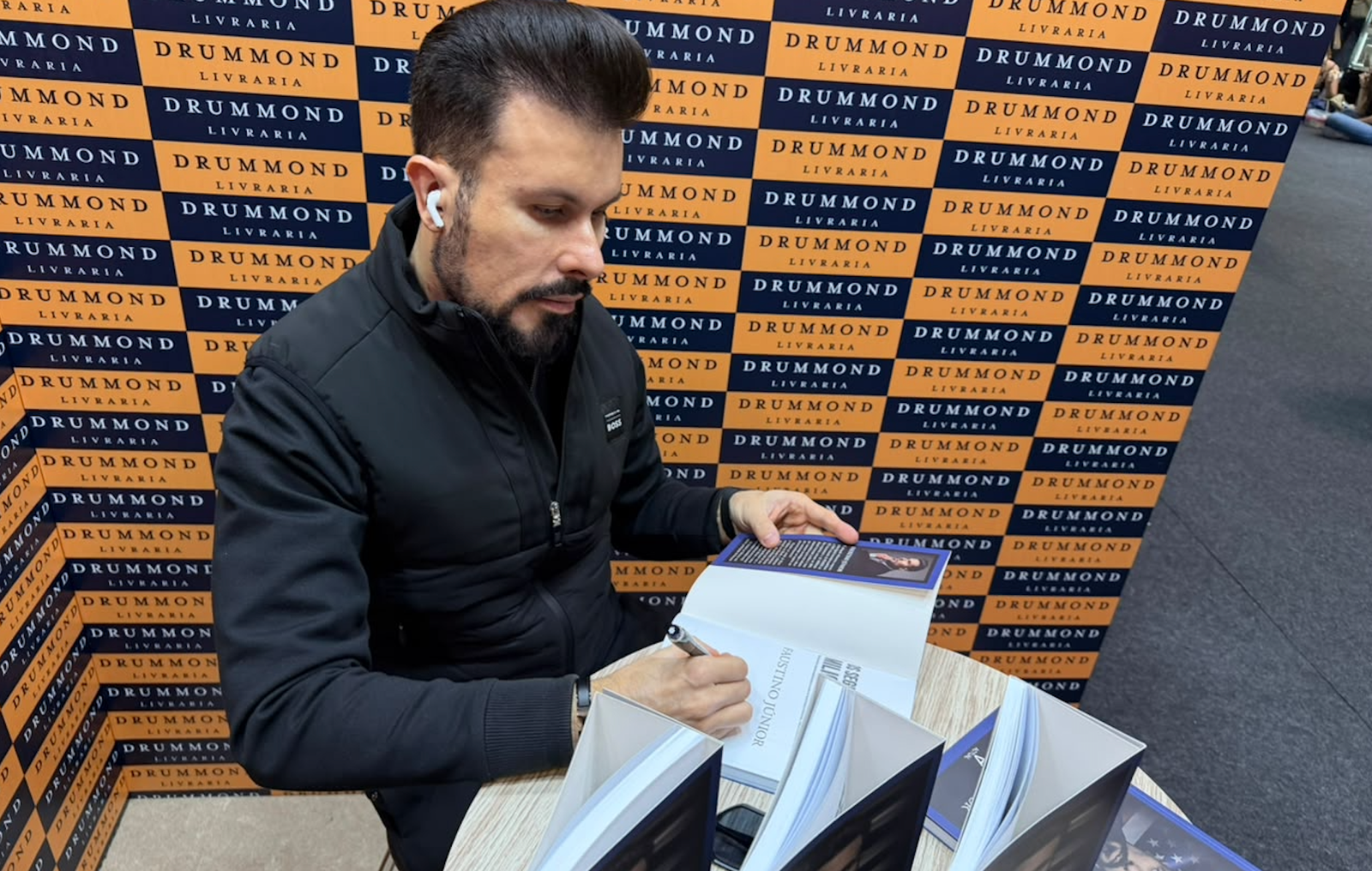 Faustino da Rosa Júnior lança na Bienal obra best-seller nos USA