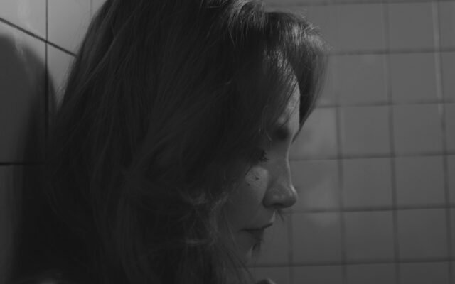 Nathalia Bacci transforma dor em arte com o lançamento do single autoral “Cartas”