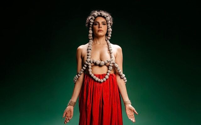 Belá Bacelar retoma carreira musical com lançamento de “Dona de Todo Tempo”
