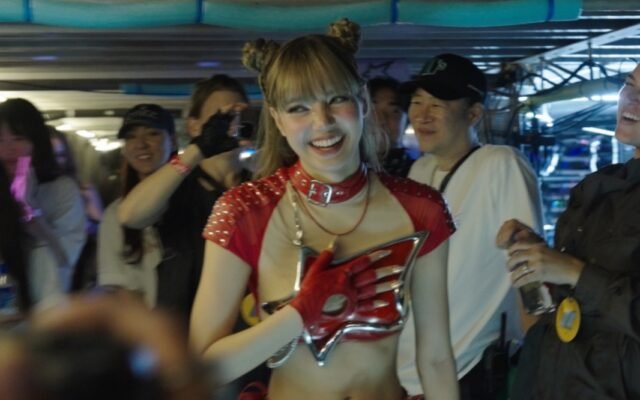 “Always Lalisa”, documentário sobre a cantora LISA, já está em cartaz nos cinemas e salas IMAX 